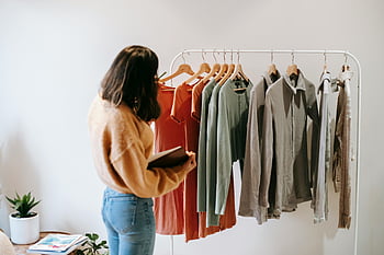 FAMESMENTNÍ ŽENSKÁ ŽENSKÁ, poznámkový blok, oblečení na ramínkách, Útulný butik, Žena výběru oděvů, nosič, Butikové nakupování, módní maloobchod, obchod s oblečením, nakupování, butikový interiér