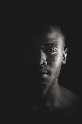 fotografie ve stupních šedi, muž portrét, Černý a bílý, dramatické osvětlení, Expresivní pohled, umělecký portrét, mužský předmět, vysoký kontrast, Monochromatický obrázek, studiové fotografie, rysy obličeje