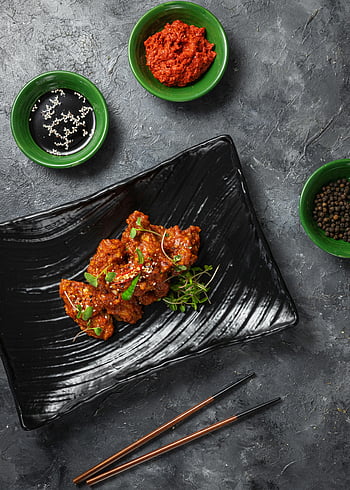 اللحوم المقلية المزجج،  طبق اسود،  الدجاج الكوري الحار،  صلصة الصويا،  gochujang،  عشاق الطعام،  طبق لذيذ،  المطبخ الكوري،  عيدان سوداء،  أوعية خضراء،  حبوب السمسم