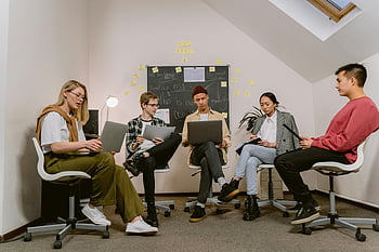 kancelář setkání, Různorodá skupina, Kolegové spolupracují, sdílení nápadů, pomocí notebooků, Kancelářské prostředí, Diskuse týmu, Profesionální nastavení, Skupinová interakce, Spolupráce na pracovišti, zasedací místnost