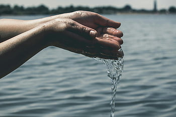 Voda s rukama, Serene Lake, čistota, zachování, vodní fotografie, přírodní prvky, povědomí o životním prostředí, proud vody, lidská interakce, Příroda, klid