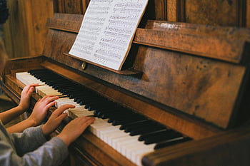 ピアノを弾く子供たち、 楽譜、 音符、 閉じる、 屋内、 ピアノの鍵、 ピアノを手にしています、 ピアノの授業、 音楽教育、 若いピアニスト、 ビンテージピアノ
