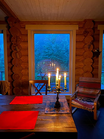 kaarsen, kandelaar, houten tafel, rustieke hut, boszicht, Warm Kaarslicht, interieur, cabine decor, diner bij kaarslicht, gezellige sfeer, blokhut