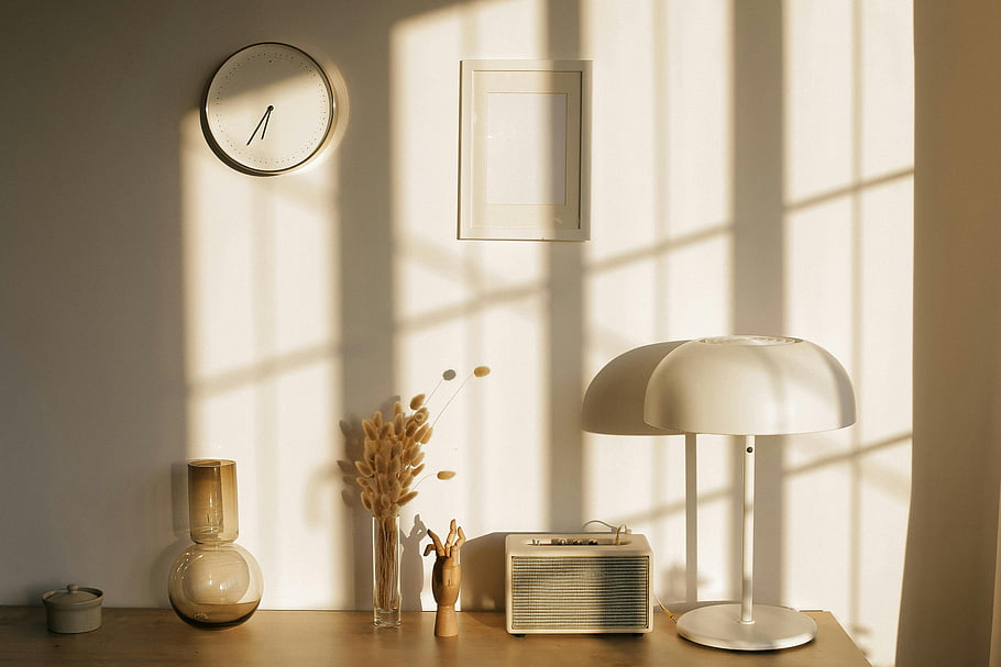 interiér pokoje, svítilna, vázy, stůl, zeď, vinobraní rádio, hodiny, minimalistický interiér, sluneční stůl, dekorativní lampa, klidný pokoj