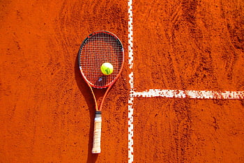 palla da tennis, racchetta da tennis, Corte di argilla rossa, Contenuti a tema sportivo, attrezzatura da tennis, Clay Tennis Court, fotografia sportiva, superficie del campo da tennis, sport da tennis, palla da tennis sulla racchetta