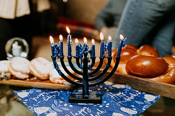 hanukkah, menorah, zapálil svíčky, slavnostní stůl, challah, sufganiyot, tradičních potravin, Oslava svátků, modré svíčky, židovský svátek, Slavnostní prostředí