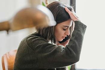 zklamaná žena, Etnická žena, dotýká hlavy, konverzace smartphonu, zdůraznil žena, Vnitřní nastavení, Mladá žena, Smartphone Talk, emocionální projev, ležérní oblečení, vnitřní prostředí