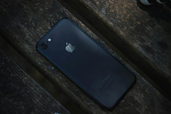 černý iphone 7, chytrý telefon, zvětralý dřevěný povrch, slabé světlo, černý telefon, iphone, dřevěný stůl, mobilní zařízení, technologie, tmavé pozadí, jablečný výrobek