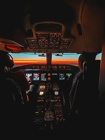 piloti v kokpitu, zářící interiér kokpitu, kokpitu letadla, západ slunce nebe, navigace, piloti navigující, pohled z kokpitu, západ slunce, interiér letadla, letectví, posádka letadla