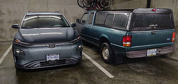 2019 Hyundai Kona Electric、 1996フォードレンジャー、 ブリティッシュコロンビア、 コナエレクトリック、 ヒュンダイコナエレクトリック、 Kona EV、 ミエフ、 2台の車両、 1つのスペース、 車関連、 電気自動車