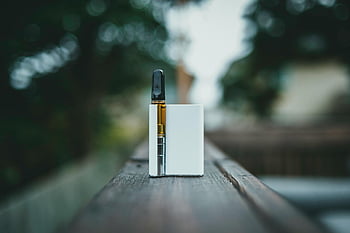 VAPE BIANCO, VAPE ELETTRONICO, VAPE elegante, superficie di legno, VAPE OUTDOOR, luce naturale, dispositivo di vaporizzazione, VAPE CASO BIANCO, foto di vaporizzazione all'aperto, VAPE su legno, VAPE alla luce del sole