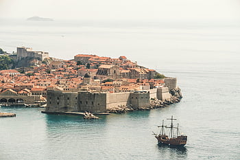 Dubrovnik, staré Město, městské hradby, Jaderské moře, letecký snímek, Brown Sailing Ship, historické budovy, pobřežní město, chorvatsko, středomoří, pohled