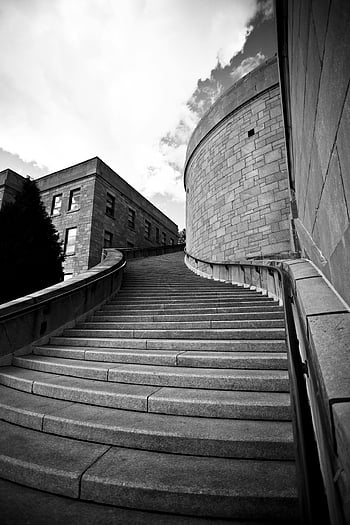 Graustufenfotografie, Betontreppen, Schwarz und weiß, moderne Architektur, gebogene Treppe, Architekturdesign, städtische Landschaft, Außentreppen, Gebäudehülle, minimalistischer Stil, monochromes Bild