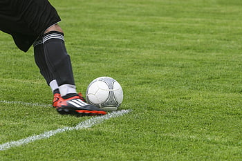 fotbalový hráč, kopal, bílá šedá fotbalová míč, zelené louky, dynamický výstřel, Rychlá sportovní akce, sportovní akce, travnaté hřiště, fotbalová akce, fotbalové hřiště, sportovní fotografie