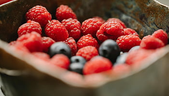 maliny, borůvky, kovová mísa, čerstvé jahody, zářivé barvy, zdravé jídlo, detailní fotografie, zralé ovoce, chutná bobule, ovocná boule, Zdravé stravování