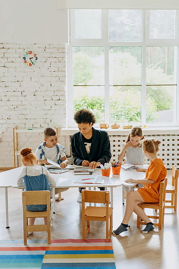 studenti, sedia in legno marrone, aula, insegnante, bambini che imparano, Aula luminosa, gruppo di bambini, impostazione educativa, ambiente di apprendimento, Attività scolastica, sessione di insegnamento