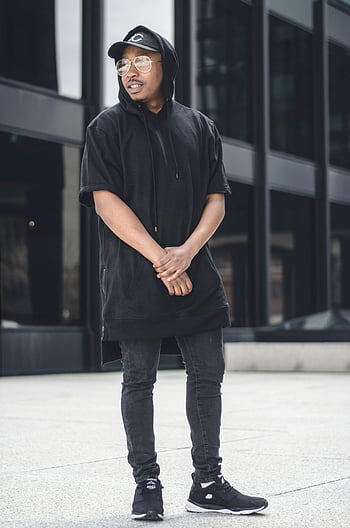 mand iført hoodie, sort afslappet slid, bylivsstil, moderigtig ung mand, udendørs positur, selvsikker positur, sort hættetrøje, gadestil, moderne mode, Casual outfit, urban mode