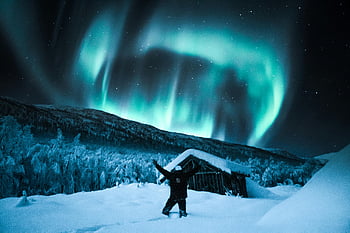 オーロラ、 雪に覆われたノルウェー、 冬の夜空、 星空、 旅行愛好家、 自然愛好家、 活気のあるオーロラ、 雪原、 青空、 冬の風景