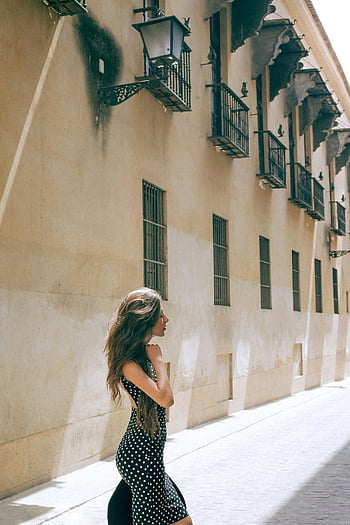 donna alla moda, abito a pois, marciapiede, vecchio edificio, strada urbana, stile estivo, eleganza, Street Sunlit, paesaggio urbano, architettura vintage