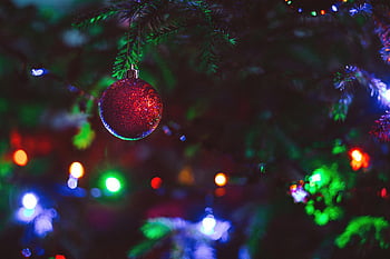 vánoční dekorace, červený ornament, vánoční strom, barevná světla, jiskřivý ornament, Dovolená dekor, Slavnostní světla, detailní fotografie, vánoční ozdoby, prázdninová sezóna, strom dekorace