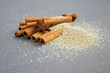 bastoncini di cannella, anice stellato, pila di zucchero, ricette invernali, spezie ravvicinate, Anis di cannella e stella, fotografia di spezie, ingredienti culinari, spezie aromatiche, ingredienti da forno, spezie festive