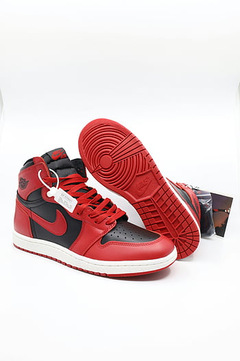 baskets rouges et noires, baskets montantes, chaussures de sport à la mode, fond blanc, baskets rouges, baskets noires, publicité de mode, affichage des baskets, baskets nike, chaussures montantes, chaussures rouges et noires