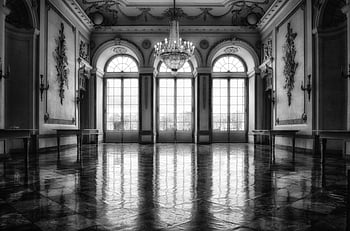 barokní interiér, lustr, velká okna, černobílé fotografie, Vzhled interiéru, ozdobený strop, dekorativní stěny, mramorová podlaha, historické architektury, elegantní pokoj, Klasický výzdoba