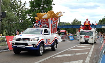 Tour de France, Karawane, Le Gaulois, Chalon sur Saone, 2019, LKW, Hähnchen, Parade, Straße, Zuschauer, Frankreich