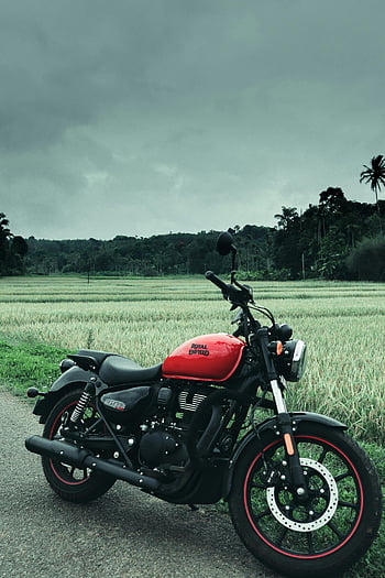 červený motocykl, královské enfield, černý motocykl, silnice, zelená krajina, zatažená obloha, zářivá červená, zaparkovaný motocykl, venkovní scénu, pohled, motorka