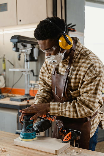Artigiano afroamericano, legno di levigatura, impostazione del seminario, equipaggiamento di sicurezza, levigatrice, la lavorazione del legno, carpenteria, equipaggiamento di protezione, uomo che lavora, lavorazione del legno, craftsperson