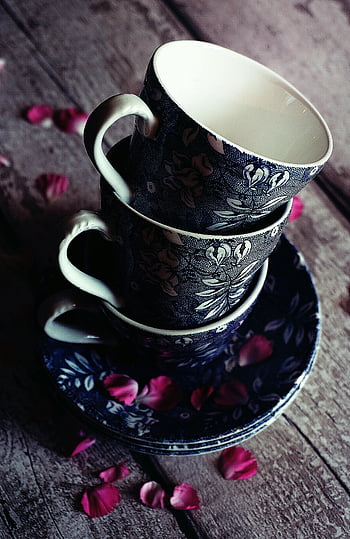 tazze da tè floreali nere, tazze da tè vintage, petali di rosa, tavolo in legno rustico, Eleganti tazze da tè, tazze da tè impilate, disegno floreale, Eleganza senza tempo, tazze vintage, tavolo rustico, tazze eleganti