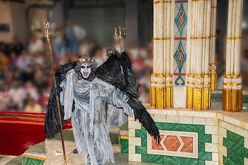 悪魔、 堕天使、 王位、 パレード、 イースター、 ロルカ、 劇場、 文化、 聖書の