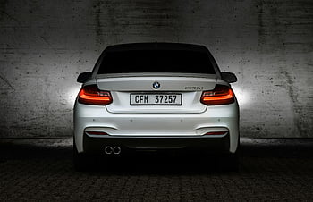 BMW 220d, bagfra, parkeret bil, svagt oplyst, parkeringsplads, moderne design, bildesign, slank bil, Hvid BMW, baglygter, udstødningsrør