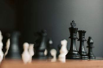 bidak catur hitam, papan catur, Raja hitam, Catur Strategis, latar belakang kabur, permainan catur, potongan catur, strategi catur, Raja catur, permainan papan catur, Potongan catur dari dekat