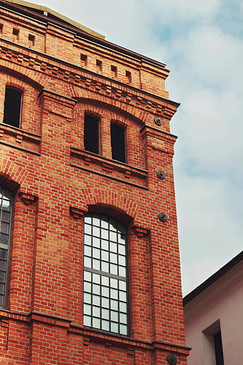 cihlová budova, vinobraní architektura, červená cihla, klenutá okna, Historický styl, stará budova, architektonický design, městskou strukturu, klasická budova, tradiční architektura