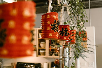 rote Papierlaternen, chinesisches Skript, festliche Dekorationen, Innendekorationen, leuchtend rot, Papier Laternen, chinesische Laternen, Innenbeleuchtung, Dekorative Laternen, Festliche Beleuchtung, Kulturelle Dekorationen