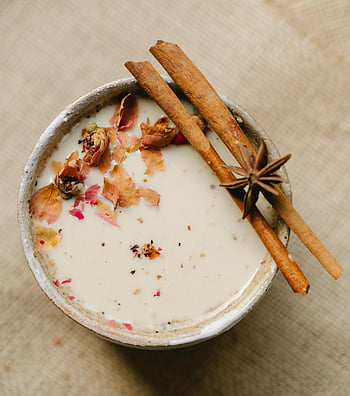 masala tea, fűszerek, fahéj, csillagánizs, szárított szirmok, megnyugtató ital, masala chai, fejlövés, asztal, díszített tea, aromás tea
