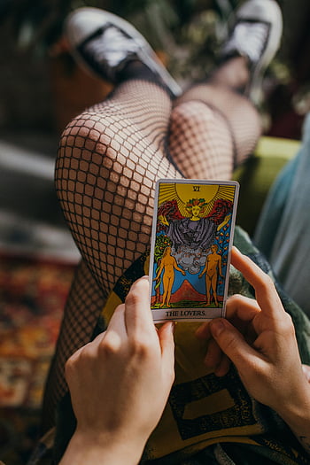ot karta, milenci, Detailní ruce, síťované punčochy, čtení tarotu, Mystické snímky, duchovní symbolika, věštění z karet, esoterické umění, tarotová paluba, Tarotová interpretace