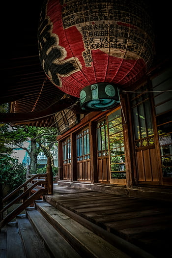 temple japonais, lanterne de papier, marches en bois, lanterne noir vert rouge, texte kanji, lanterne flottante, entrée du temple, japonais traditionnel, escaliers du temple, Lanterne décorative, architecture japonaise