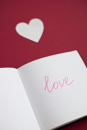 cuore di carta, Iscrizione d'amore, apri il quaderno, sfondo rosso, Forma del cuore bianco, parola d'amore, immagine romantica, San Valentino, Amore scritto a mano, mestiere di carta, simbolo del cuore