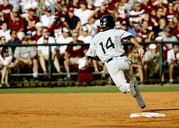 Baseballspieler, Nummer 14, Zieljagd, Baseballfeld, rennen zur Basis, Tagesspiel, Zuschauer, Action-Schuss, Sportfotografie, Baseballuniform, Outdoor-Sportarten