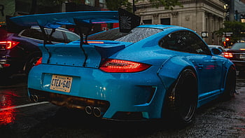 carro esportivo azul, Grande spoiler, Rua City Rainy, Ambiente urbano dramático, carro dinâmico, carro estacionado, ambiente urbano, rua molhada, escapamento DO carro, Design de carros esportivos, veículo azul