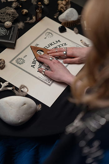 tavola Ouija, tavoletta, manufatti mistici, mani, lettere, tavolo, spirituale, divinazione, rituale, pietre, piume