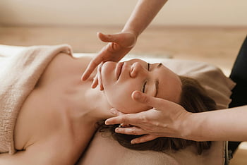 masáž obličeje, Masáž ženy, relaxace, wellness, Uklidňující masáž, ošetření obličeje, lázeňská léčba, masážní terapie, Relaxace obličeje, wellness masáž, lázeňská relaxace
