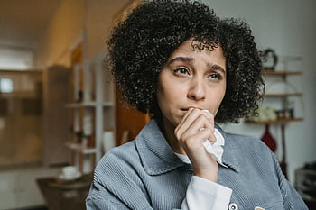 امرأة تبكي،  أنثى سوداء،  شعر مجعد،  التعبير عن الحزن،  صورة داخلية،  نسيج،  شابة،  لحظة عاطفية،  إعداد داخلي،  تعبير الحزن