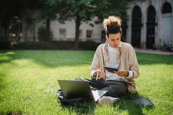 mužský student, čtecí zápisník, univerzitní úkol, Campus Lawn, laptop, studovat, uvolněné venkovní prostředí, mladého dospělého, Venkovní studium, student, Akademická práce