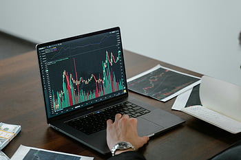 dati del mercato azionario, schermo del portatile, grafici finanziari, Analisi di mercato, grafici commerciali, analisi degli investimenti, commercio di azioni, tendenze del mercato, dati finanziari, piattaforma di trading, ricerca di mercato