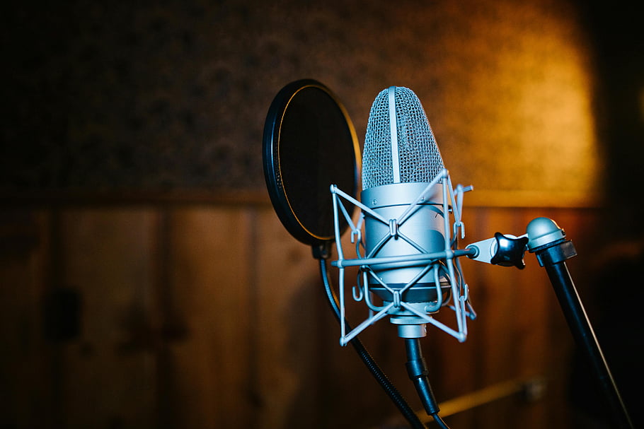 Černo-stříbrný kondenzátorový mikrofon, profesionální mikrofon, pop filtr, nahrávací studio, zvukový záznam, nahrávání hudby, detailní pohled, Nastavení studia, kondenzátorový mikrofon, Popový štít, nahrávání zvuku