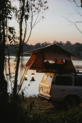SUVキャンプ、 湖sideキャンプ、 屋根の上のテント、 夕日のキャンプ、 平和な湖side、 穏やかな性質、 夕焼け、 屋外キャンプ、 SUVテント、 キャンプシーン、 湖sideの夕日