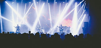 konserttijoukkue, Panoramanäköala, Live-konsertti, yhtyeesi, lavavalot, energinen konsertti, musiikkikonsertti, kirkkaat valot, konsertti, yleisö, esitys